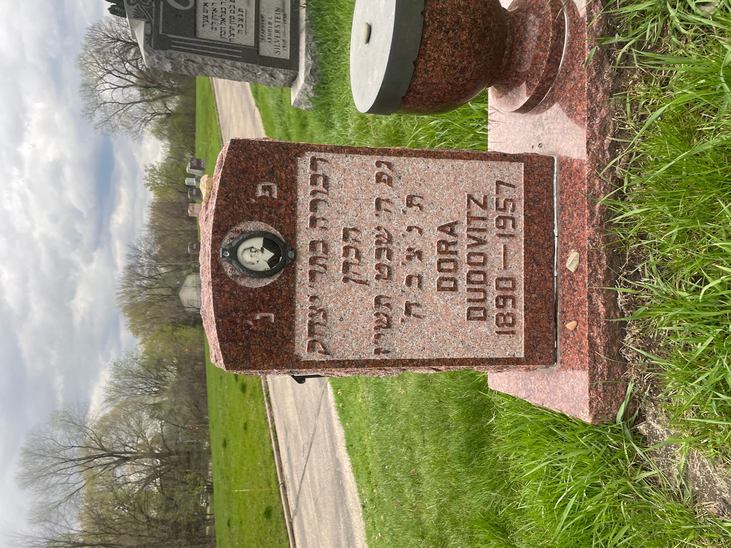 Dora Dudovitz's grave. Photo 1
