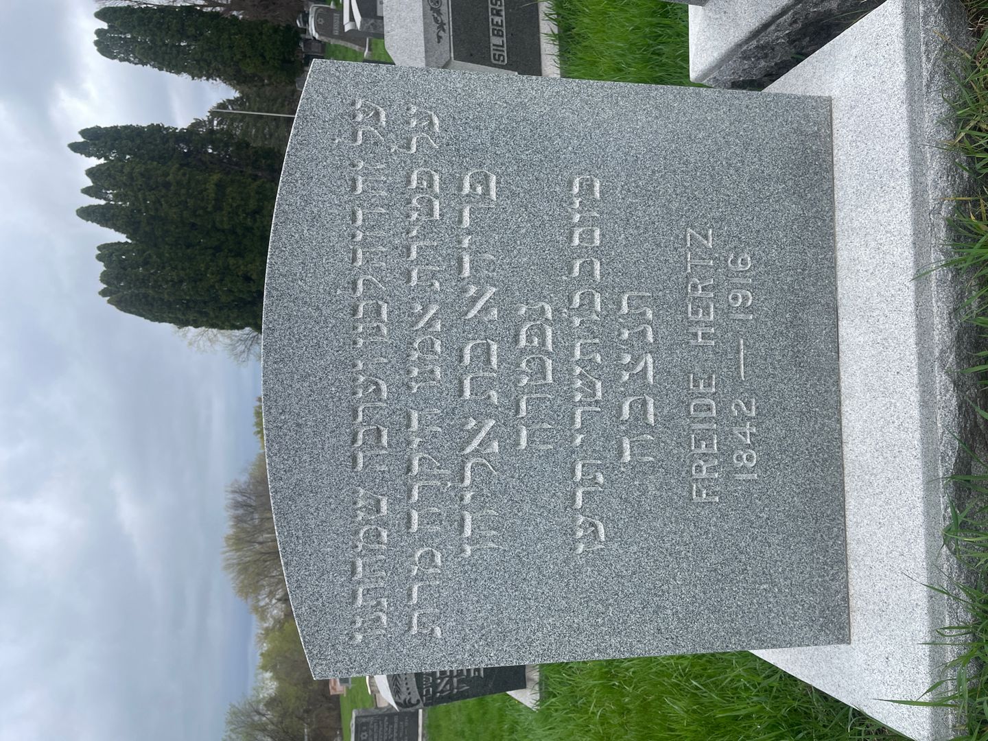 Freide Hertz's grave. Photo 1
