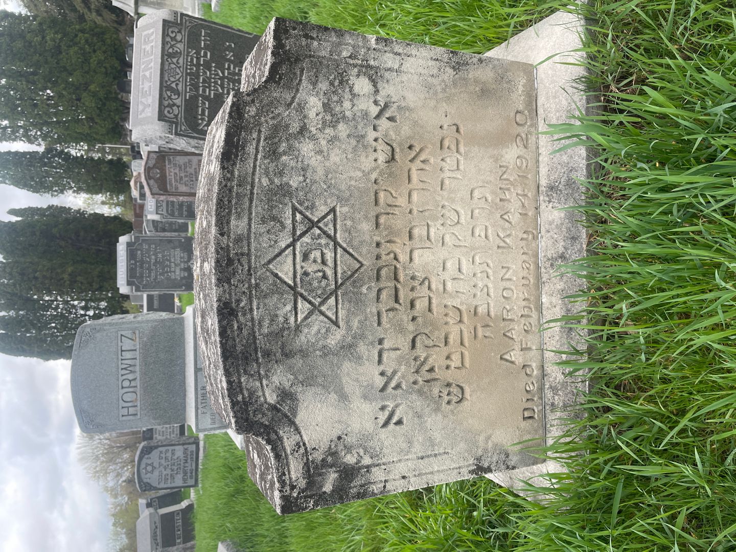 Aaron Kahn's grave. Photo 1