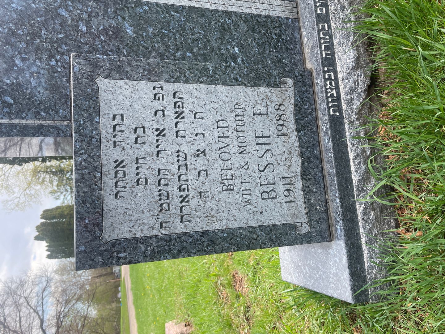 Bessie E. Naiditch's grave. Photo 1