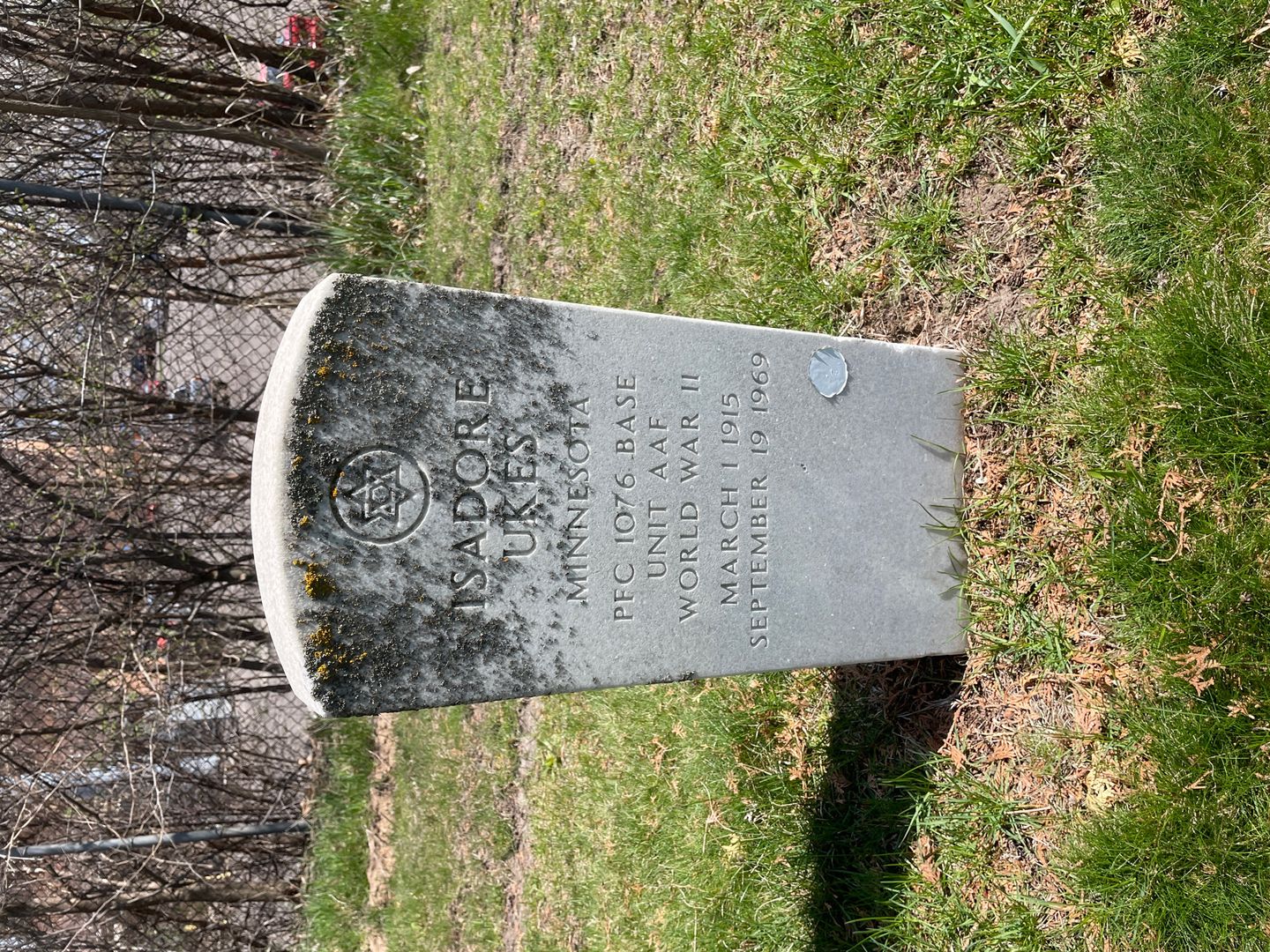Isadore Ukes's grave. Photo 1