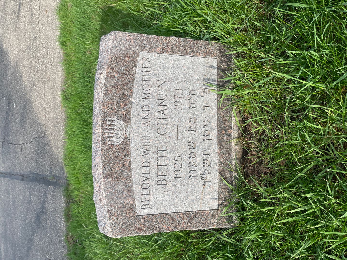 Bette Chanen's grave. Photo 1