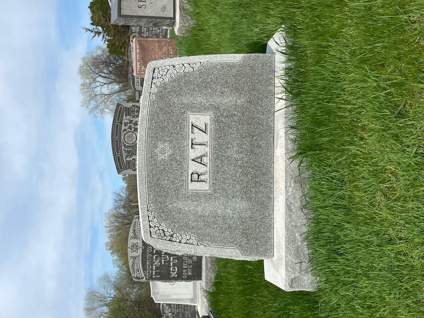 Isadore Ratz's grave. Photo 1