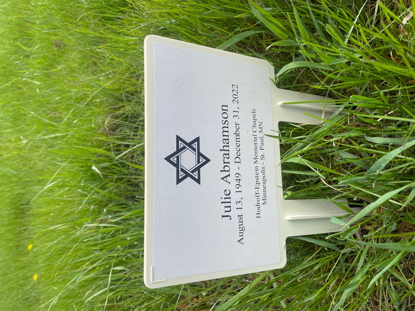 Julie Helen Abrahamson's grave. Photo 1