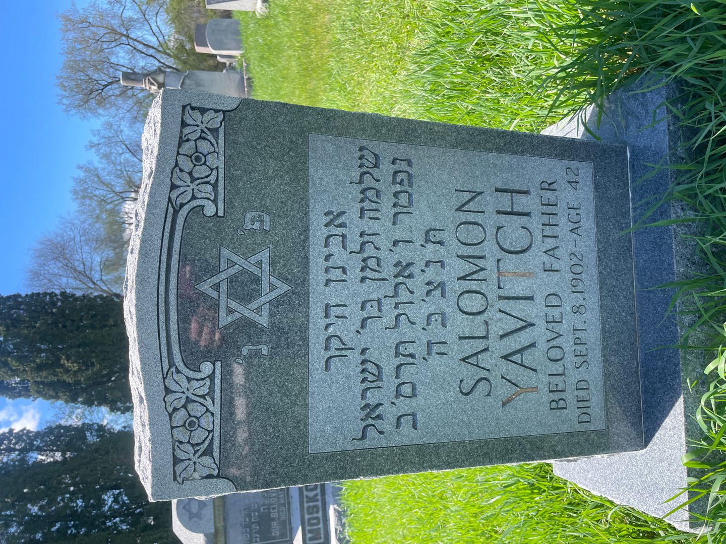 Salomon Yavitch's grave. Photo 1
