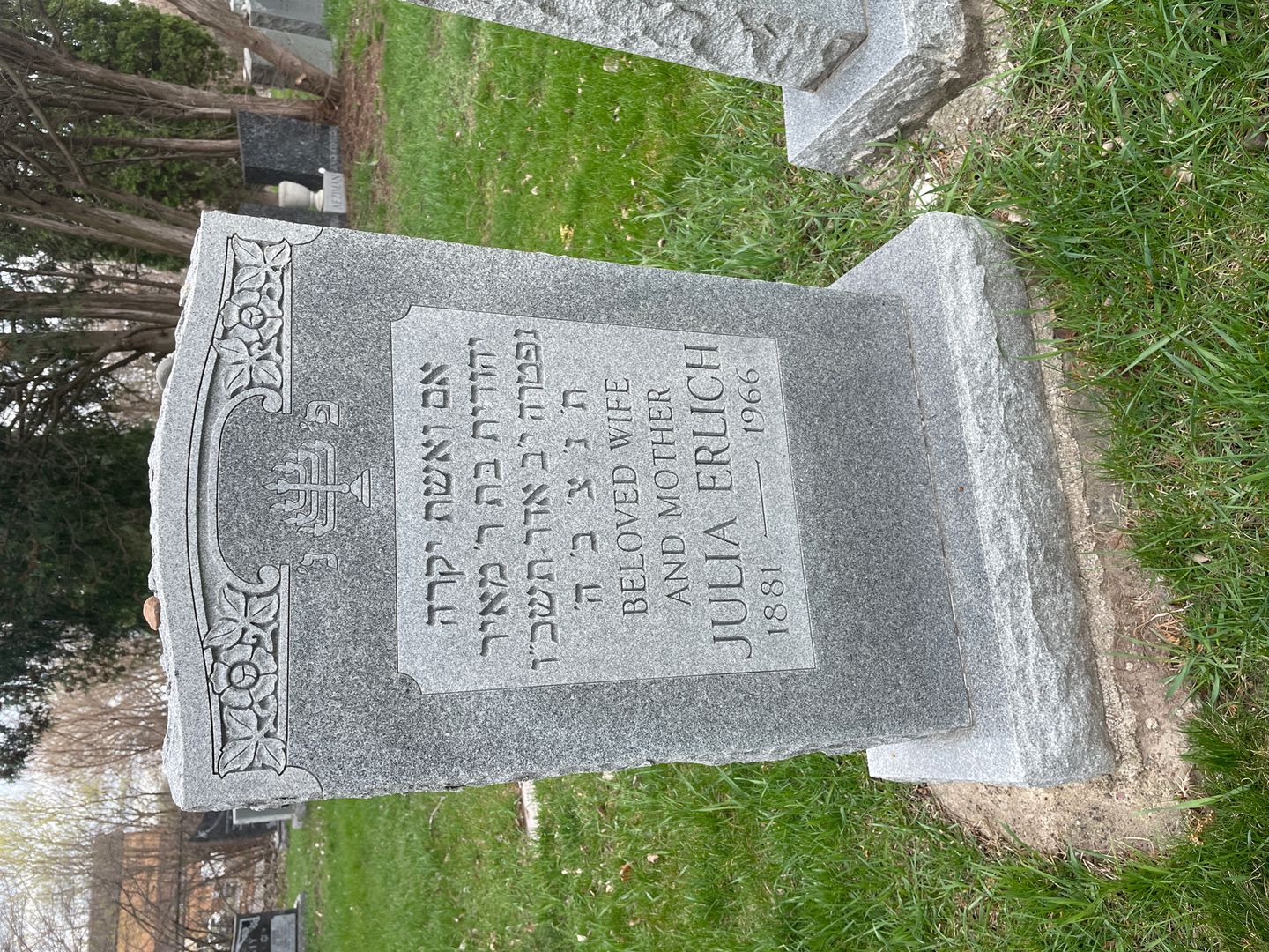 Julia Erlich's grave. Photo 1
