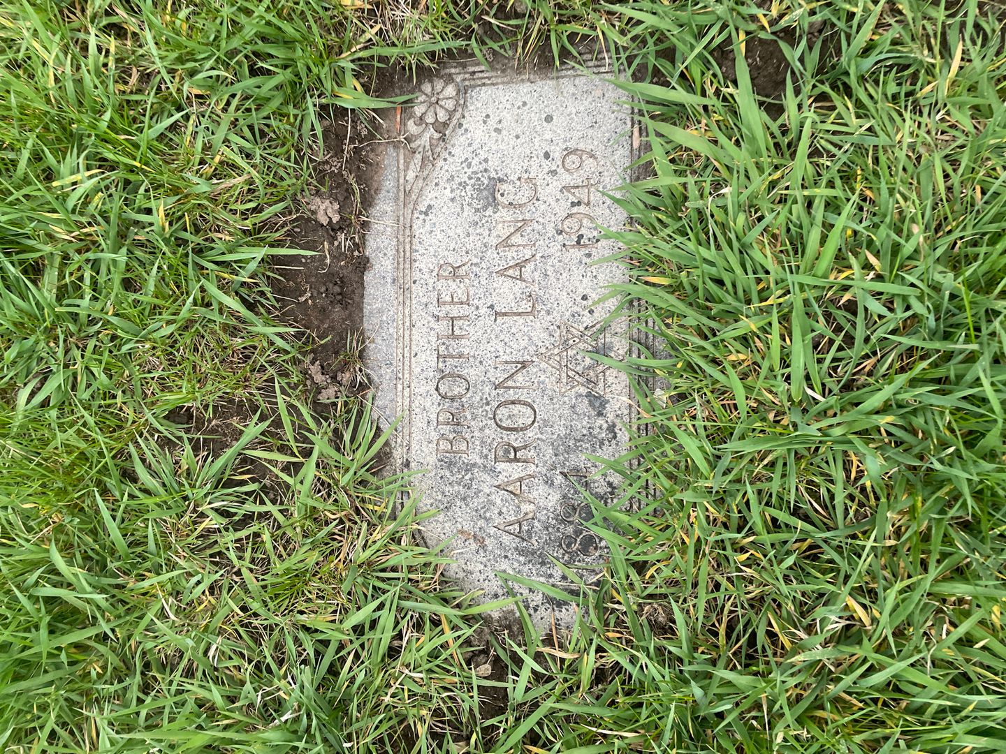 Aaron Lang's grave. Photo 1