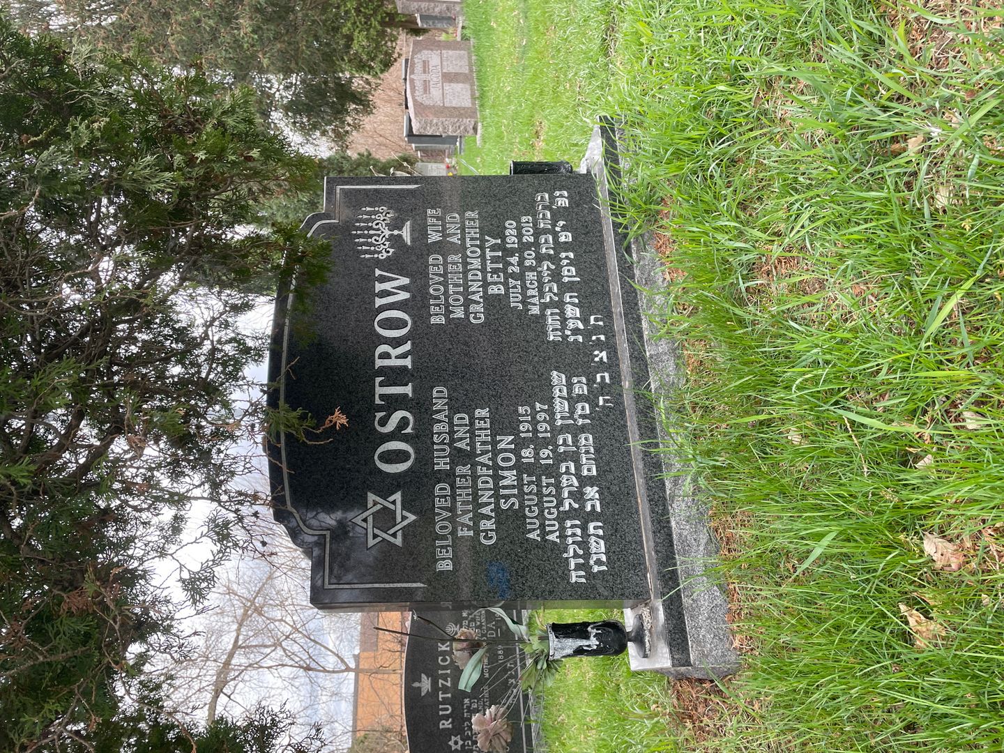 Betty Ostrow's grave. Photo 1