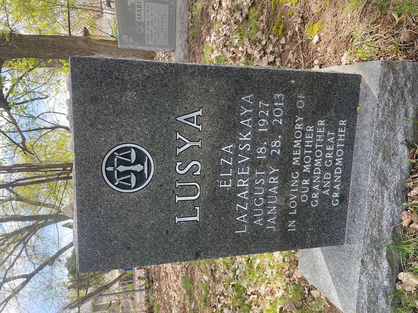 Elza "Lusya" Lazarevskaya's grave. Photo 1