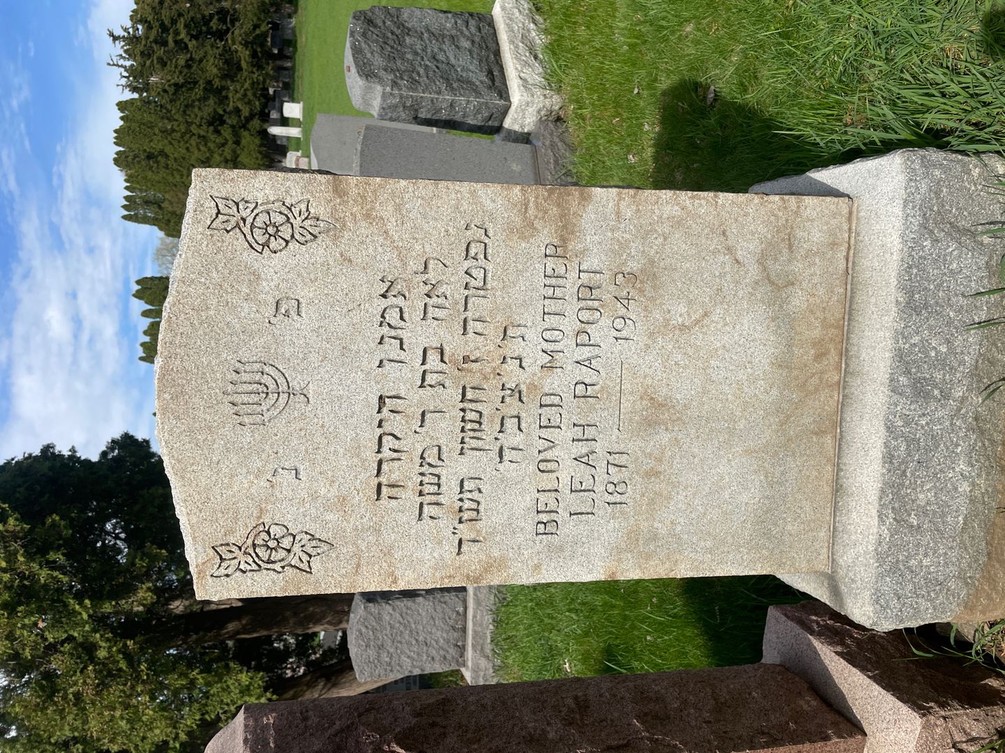 Leah Raport's grave. Photo 1
