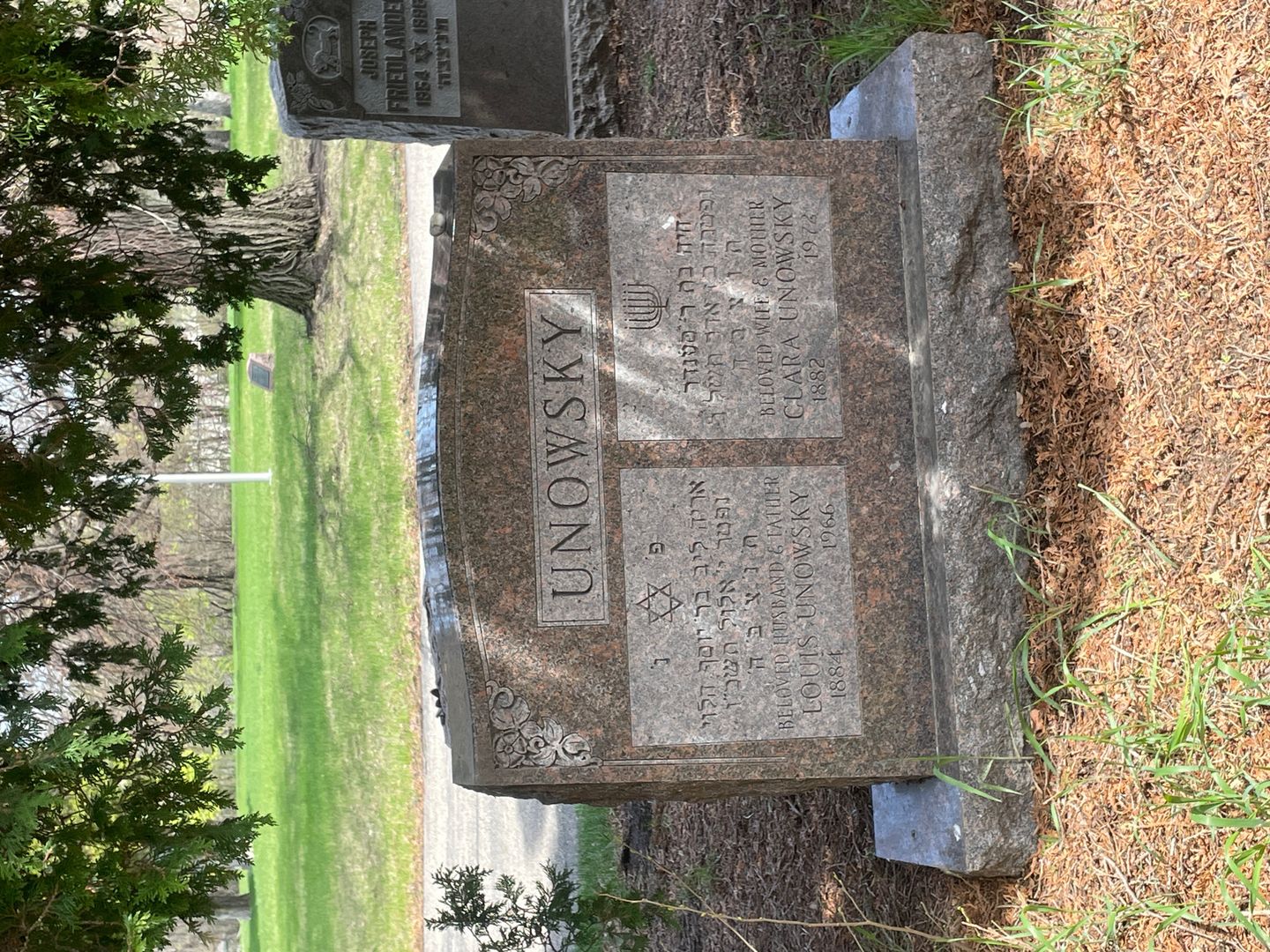 Clara Unowsky's grave. Photo 1