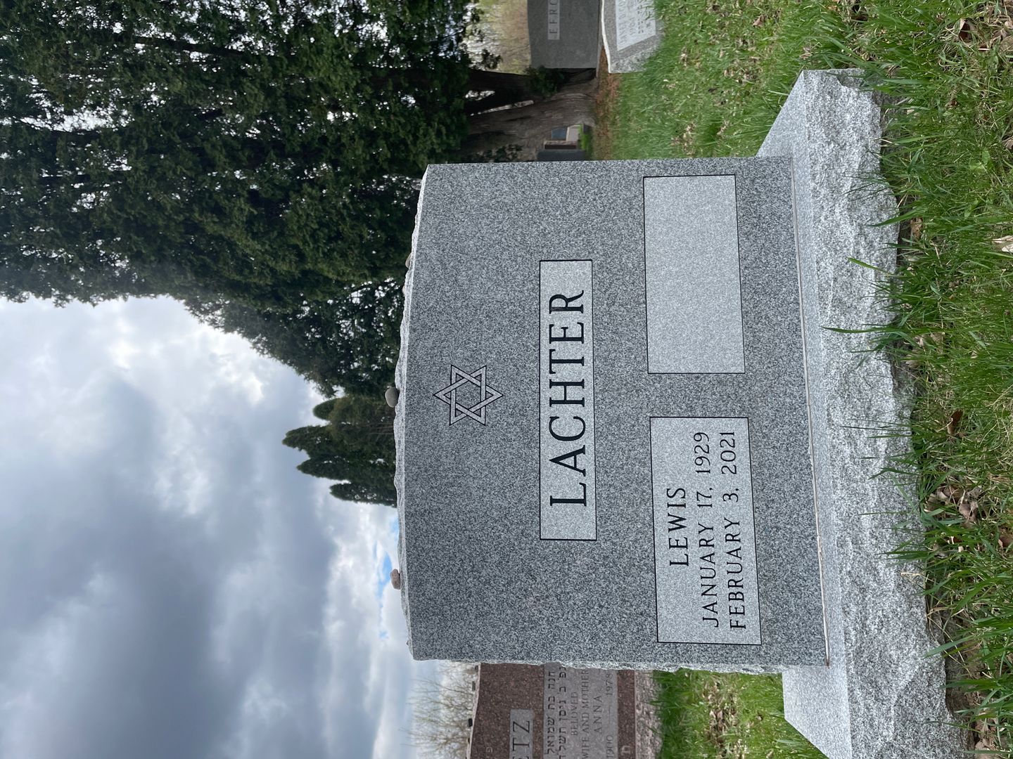 Muriel Lachter's grave. Photo 1